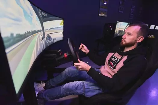 Подарочный сертификат «Гоночный симулятор» (1 час, 1 человек)