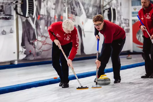 Подарочный сертификат «Индивидуальная тренировка в кёрлинг» (1 час, 1 человек с тренером)
