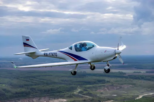 Подарочный сертификат «Экскурсионный полет на самолете Aquila A210» (20 минут, 1 человек)