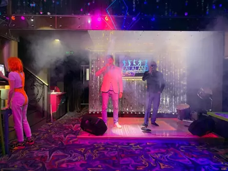 Подарочный сертификат «Караоке-квиз» (4 часа, 1 человек)