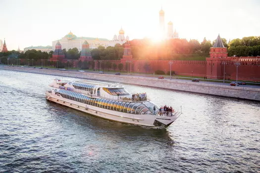 Подарочный сертификат «Круиз по Москве-реке на борту яхты Radisson» (2 часа 30 мин, 1 человек)