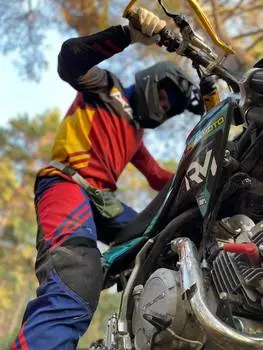 Подарочный сертификат «Лесная мотопрогулка в сопровождении инструктора» (2 часа будни, 1 человек)