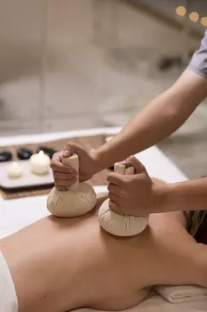 Подарочный сертификат «Массаж травяными мешочками Целебная нирвана» (1 час 30 минут, 1 человек)