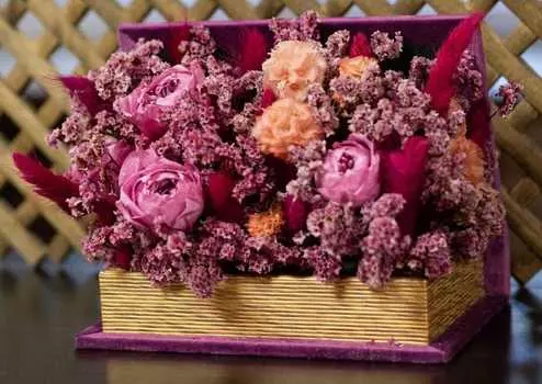 Подарочный сертификат «Мастер класс Цветочная композиция в ящике» (3 часа, 1 человек в составе группы)