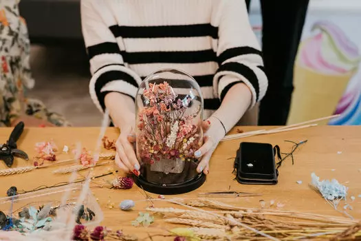 Подарочный сертификат «Мастер-класс Цветочная композиция в стекле» (2 часа, 1 человек)