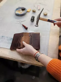 Подарочный сертификат «Мастер класс Кожевенное ремесло Документница» (3 часа, 1 человек)