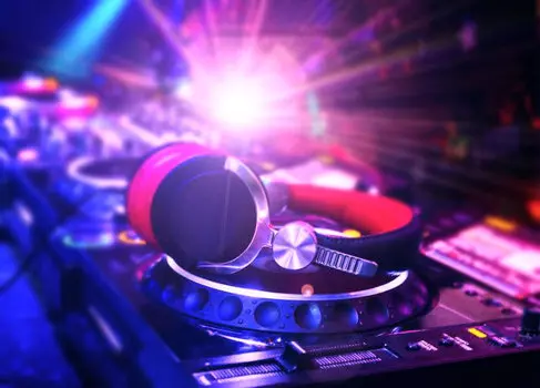 Подарочный сертификат «Мастер-класс по диджеингу» (1 сеанс, 1 человек)