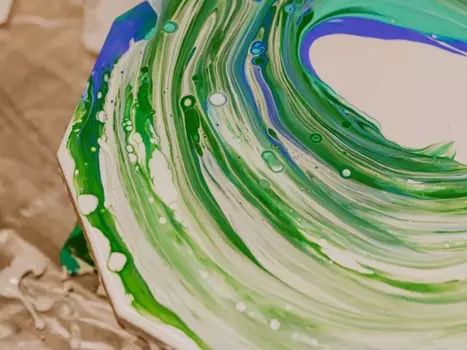 Подарочный сертификат «Мастер класс по флюид арту» (2 часа 30 мин, 1 человек)