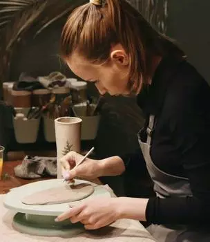 Подарочный сертификат «Мастер-класс по лепке из глины в Artisan Studia для взрослых» (2 часа, 1 человек)