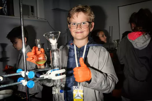 Подарочный сертификат «Научные программы для детей» (2 часа, 1 ребенок + 2 взрослых )