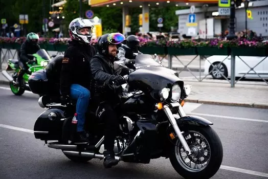 Подарочный сертификат «Ночная мотоэкскурсия для девушек по разводным мостам» (1 час, 1 человек)