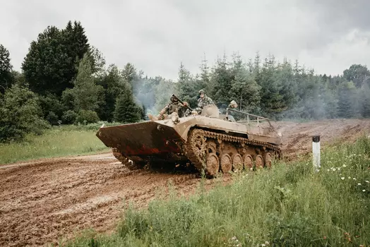 Подарочный сертификат «Поездка на танке или БМП со стрельбой из оружия» (Пакет "Лейтенант" 2 часа, 1 человек)