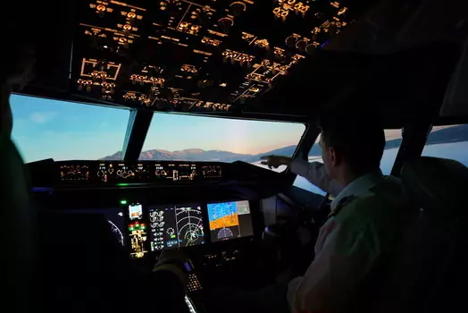 Подарочный сертификат «Полет на авиатренажере Боинг 737 МАХ» (45 минут будний день, От 1 до 3 чел.)