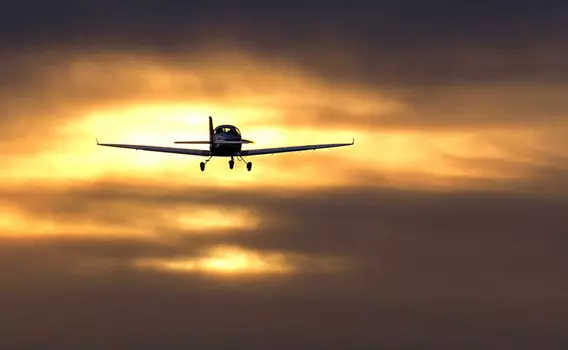 Подарочный сертификат «Полет на закате на самолете Aquila A210» (20 минут, 1 человек)