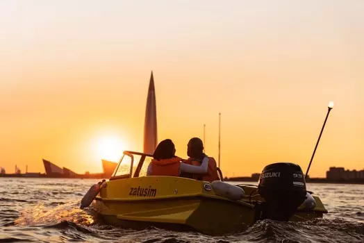 Подарочный сертификат «Прогулка на катере за штурвалом» (30 минут, от 1 до 4 чел.)