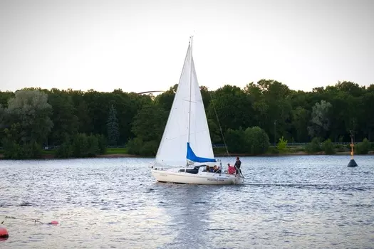 Подарочный сертификат «Прогулка на яхте и поход на остров» (5 часов, 6 человек)