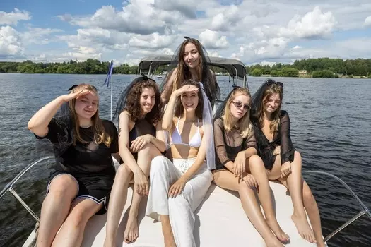 Подарочный сертификат «Прогулка на яхте с друзьями» (2 часа будни, от 1 до 6 чел)