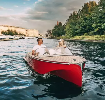 Подарочный сертификат «Прогулка за штурвалом катера по Москве-реке» (1 час 30 минут, От 1 до 3 чел.)