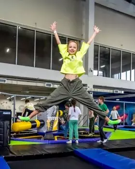 Подарочный сертификат «Прыжки на батуте» (1 час будний день, 1 человек)