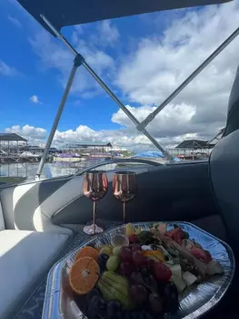 Подарочный сертификат «Романтическая прогулка на катере с фуршетом» (1 час, 2 человека)