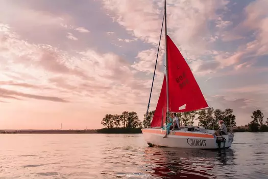 Подарочный сертификат «Романтическая прогулка на парусной яхте с фуршетом» (2 часа, 2 человека)