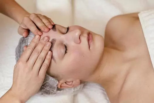 Подарочный сертификат «Сеанс массажа лица» (60 минут, 1 человек)