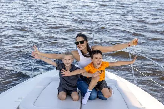 Подарочный сертификат «Семейная прогулка на яхте» (2 часа (будни), от 1 до 6 чел)