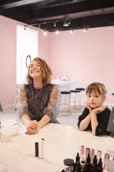 Подарочный сертификат «Создание губной помады и детского блеска для губ» (90 минут, 1 взр, 1 реб)