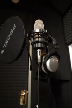 Подарочный сертификат «Студийная запись песни клипа в подарок» (Пакет №1, 1 человек)