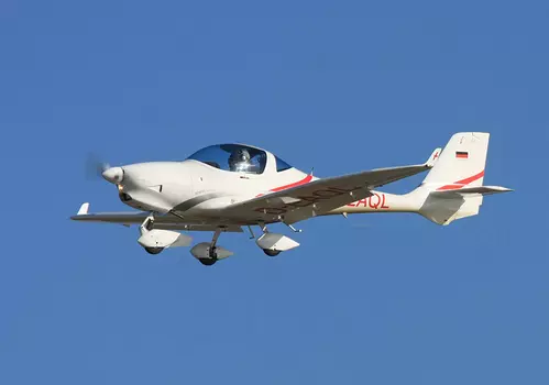 Подарочный сертификат «Учебный полет на самолете Aquila A210» (Два полета по 20 минут + теоретическая подготовка + обед, 1 человек)