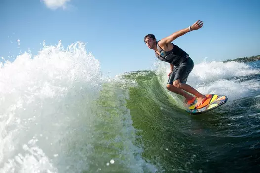 Подарочный сертификат «Урок по вейкбордингу или вейскерфингу» (30 мин в будни, без инструктора, 1 человек)