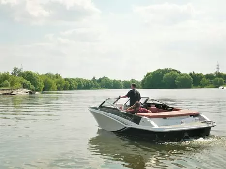 Подарочный сертификат «Увлекательная прогулка на скоростном катере» (1 час, От 1 до 6 человек)