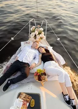 Подарочный сертификат «Вечерняя прогулка на яхте для двоих» (2 часа, от 2 до 5 чел.)