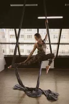 Подарочный сертификат «Воздушная гимнастика на полотнах» (1 час, 1 человек в составе группы)