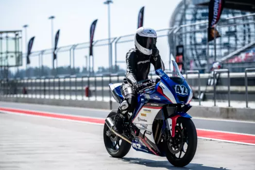 Подарочный сертификат «Заезд на гоночном треке на спортивном мотоцикле» (1 сессия Yamaha R3, 1 человек)