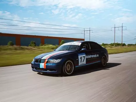 Подарочный сертификат «Заезд на спортивном авто» (BMW 330i, 1 чел 5 кругов)