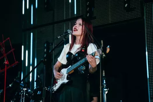 Подарочный сертификат «Занятия по акустической гитаре, электрогитаре и бас-гитаре» (2 часа 1 раз в неделю, 1 человек в составе группы)