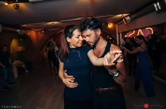 Подарочный сертификат «Занятия в школе танцев» (1 занятие, 1 человек в составе группы)