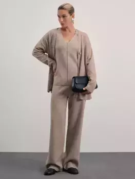 Базовый джемпер с V-образным вырезом