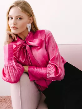 Блузка с бантом