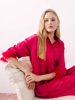 Блузка с перьями