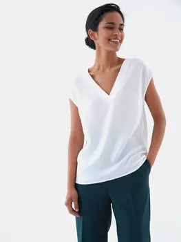 Блузка с треугольным вырезом