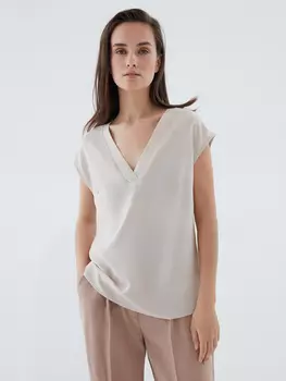 Блузка с треугольным вырезом