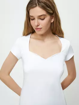 Блузка с вырезом