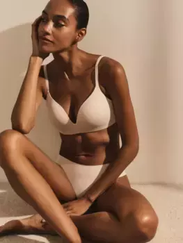 Бюстгальтер с формованными чашками