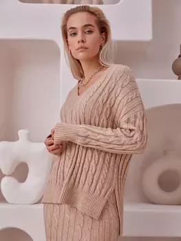 Джемпер с треугольным вырезом