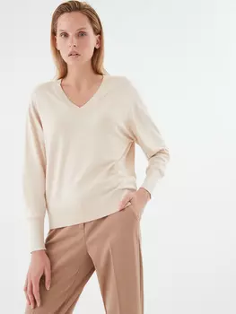 Джемпер с треугольным вырезом