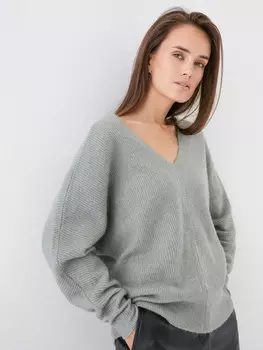 Джемпер с треугольным вырезом