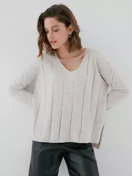 Джемпер с треугольным вырезом