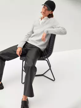 Джемпер с вырезом